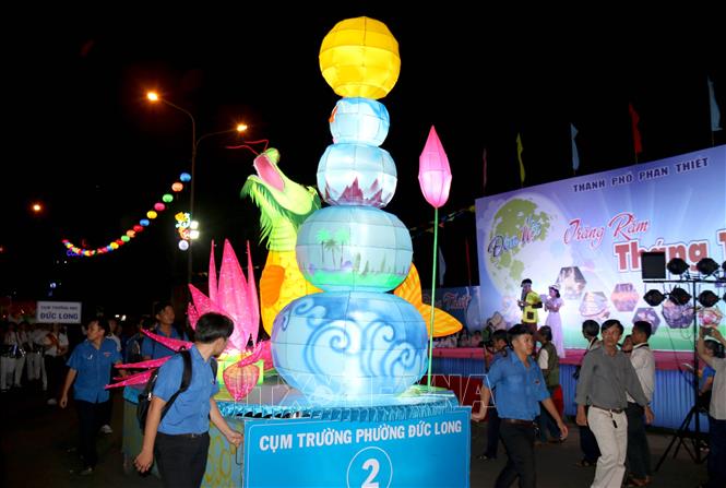 Trong ảnh: Lễ hội Trung thu năm 2018 có sự tham gia của 30 cỗ đèn lớn với nhiều loại hình đa dạng của các đơn vị trên địa bàn thành phố Phan Thiết. Ảnh: Nguyễn Thanh – TTXVN