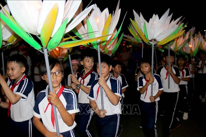 Trong ảnh:Những lồng đèn nhỏ được thiết kế sinh động và nội dung thể hiện phong phú, gần gũi với các em. Ảnh: Nguyễn Thanh – TTXVN
