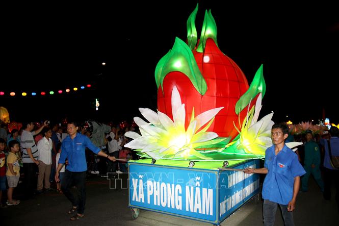 Trong ảnh: Cỗ đèn lớn với hình dạng quả thanh long Bình Thuận. Ảnh: Nguyễn Thanh – TTXVN
