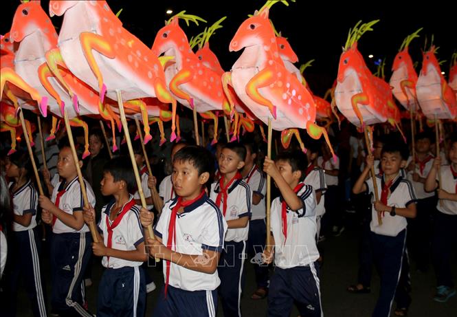Trong ảnh: Những lồng đèn nhỏ được thiết kế sinh động và nội dung thể hiện phong phú, gần gũi với các em. Ảnh: Nguyễn Thanh – TTXVN