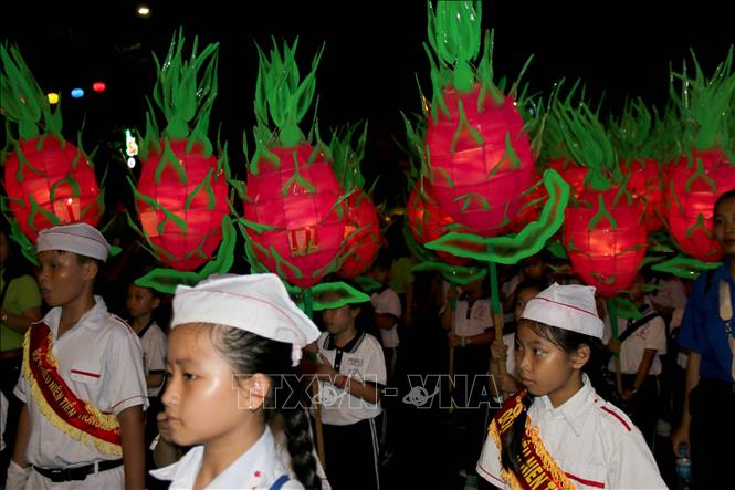 Trong ảnh: Những lồng đèn nhỏ được thiết kế sinh động và nội dung thể hiện phong phú, gần gũi với các em. Ảnh: Nguyễn Thanh – TTXVN
