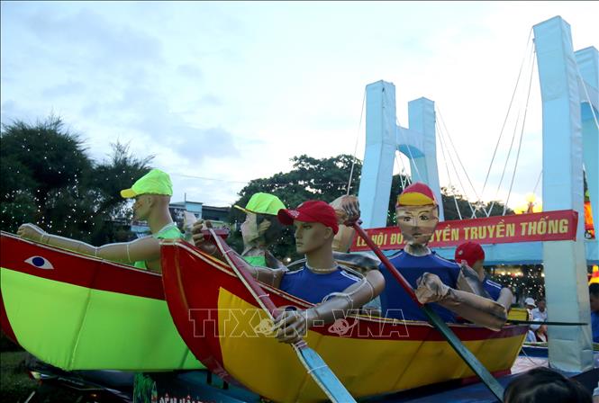 Trong ảnh: Cỗ đèn lớn với hình dạng Lễ hội đua thuyền trên sông Cà Ty , thành phố Phan Thiết. Ảnh: Nguyễn Thanh – TTXVN