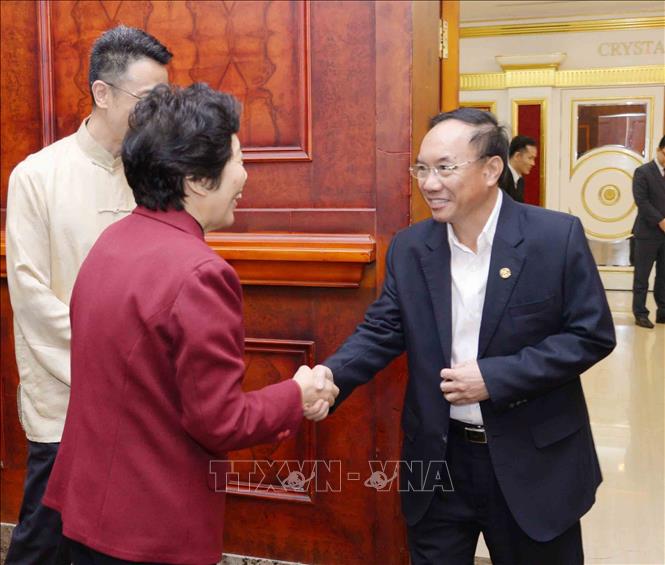 Trong ảnh: Tổng Kiểm toán Nhà nước Trung Quốc, bà HU Zejun với các đại biểu dự buổi tiệc. Ảnh: TTXVN