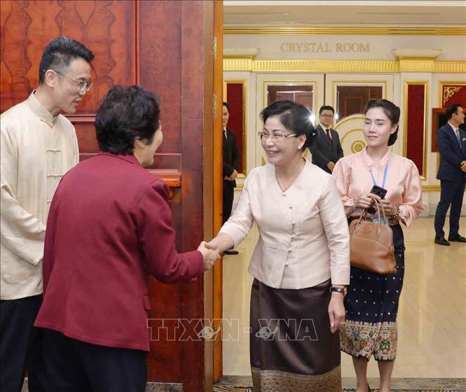Trong ảnh: Tổng Kiểm toán Nhà nước Trung Quốc, bà HU Zejun với các đại biểu dự buổi tiệc. Ảnh: TTXVN