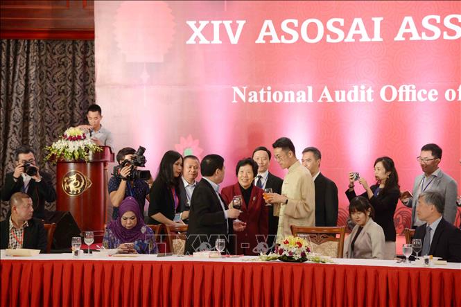 Trong ảnh: Tổng Kiểm toán Nhà nước Trung Quốc, bà HU Zejun với các đại biểu tại buổi tiệc chiêu đãi. Ảnh: TTXVN
