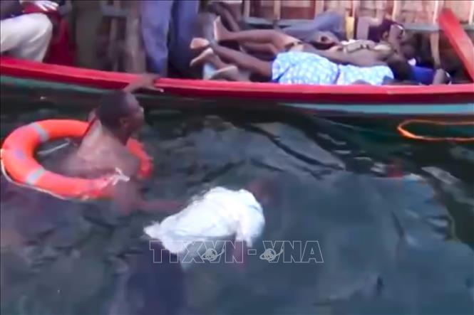 Trong ảnh: Lực lượng cứu hộ vớt thi thể các nạn nhân trong vụ lật phà MV Nyerere trên hồ Victoria, Tanzania, ngày 21/9/2018. Ảnh: AFP/TTXVN