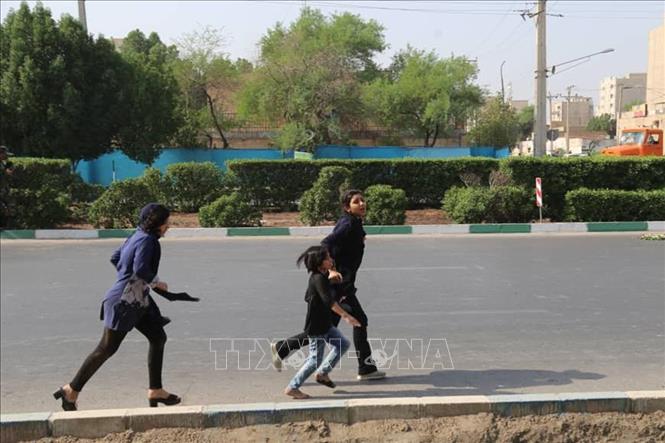 Trong ảnh: Người dân Iran hoảng loạn khi xảy ra vụ tấn công nhằm vào lễ diễu binh ở thành phố Ahvaz, ngày 22/9/2018. Ảnh: MNA/ TTXVN