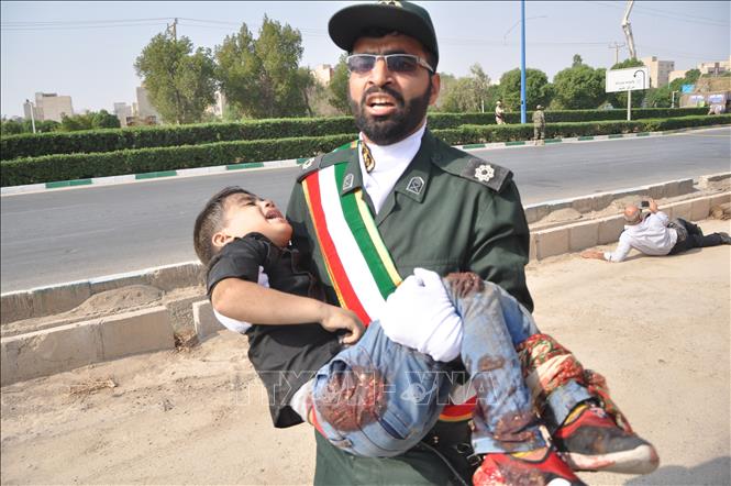 Trong ảnh: Thành viên IRGC chuyển một em nhỏ bị thương vụ tấn công nhằm vào lễ diễu binh ở thành phố Ahvaz, ngày 22/9/2018. Ảnh: AFP/ TTXVN