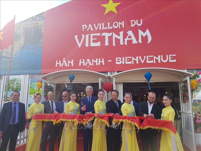 Trong ảnh: Lễ cắt băng khai trương Không gian Việt Nam tại Hội chợ quốc tế Caen. Ảnh: Linh Hương - Pv TTXVN tại Pháp
