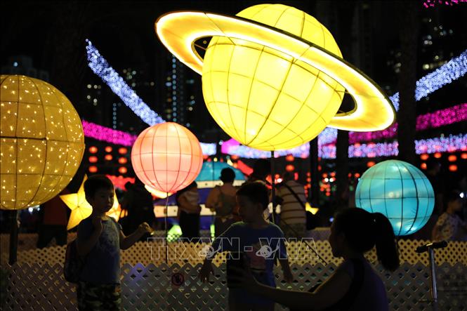 Trong ảnh: Đèn lồng rực rỡ sắc màu chào đón Trung Thu tại công viên Victoria ở Hong Kong, Trung Quốc ngày 22/9/2018. Ảnh: THX/ TTXVN