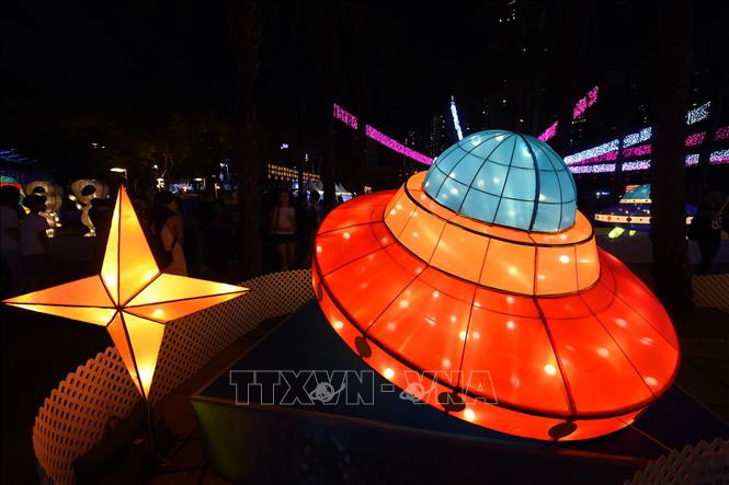 Trong ảnh: Đèn lồng rực rỡ sắc màu chào đón Trung Thu tại công viên Victoria ở Hong Kong, Trung Quốc ngày 22/9/2018. Ảnh: THX/ TTXVN