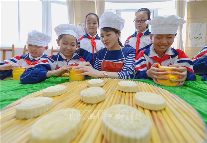 Trong ảnh: Các em nhỏ học làm bánh Trung thu tại trường tiểu học ở Hàm Đan, tỉnh Hà Bắc, Trung Quốc ngày 21/9/2018. Ảnh: THX/ TTXVN