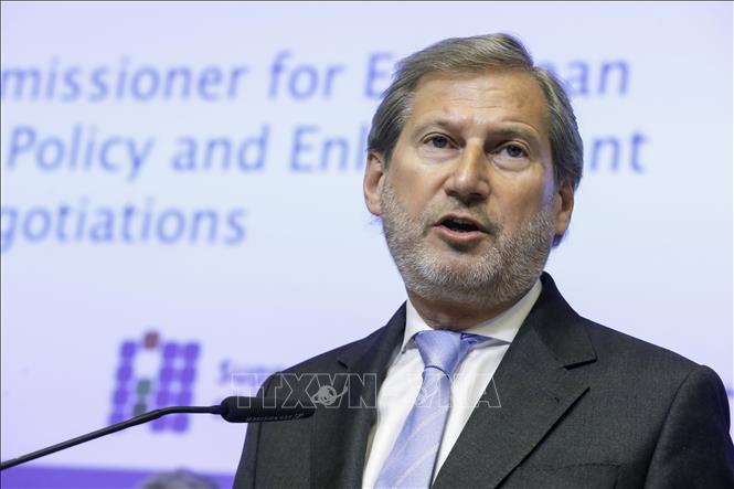Trong ảnh: Ủy viên châu Âu phụ trách vấn đề mở rộng EU Johannes Hahn phát biểu trong một hội nghị ở Brussels, Bỉ ngày 24/4/2018. Ảnh: AFP/ TTXVN
