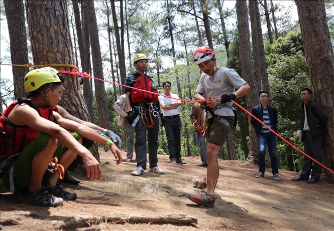 Trong ảnh: Hướng dẫn viên tập huấn cho người tham gia tour đu dây vượt thác Datanla Đà Lạt. Ảnh: TTXVN phát