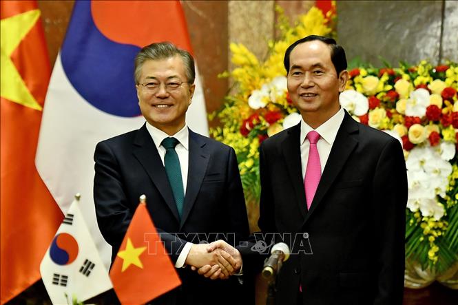 Trong ảnh (tư liệu): Chủ tịch nước Trần Đại Quang (phải) và Tổng thống Hàn Quốc Moon Jae-in trong cuộc gặp tại Hà Nội ngày 23/3/2018. Ảnh: AFP/ TTXVN