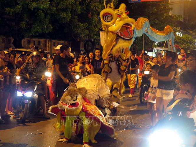 Lebendiges Löwentanzbild des traditionellen Festivals