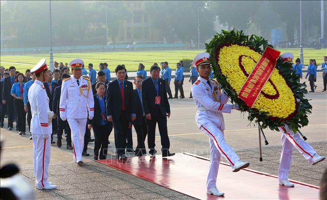 Trong ảnh: Đoàn đại biểu tham dự Đại hội Công đoàn Việt Nam lần thứ XII đặt vòng hoa và vào Lăng viếng Chủ tịch Hồ Chí Minh. Ảnh: Dương Giang - TTXVN