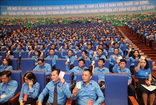 Trong ảnh: Các đại biểu biểu quyết thông qua danh sách Đoàn Chủ tịch Đại hội. Ảnh: TTXVN
