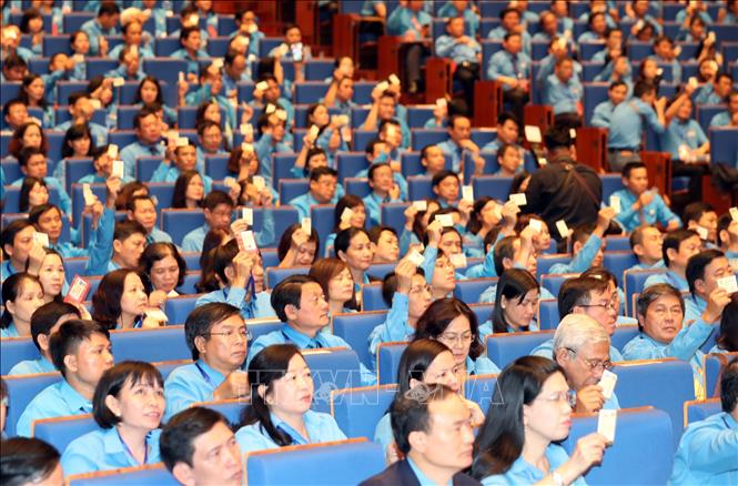 Trong ảnh: Các đại biểu biểu quyết thông qua chương trình Đại hội. Ảnh: TTXVN  