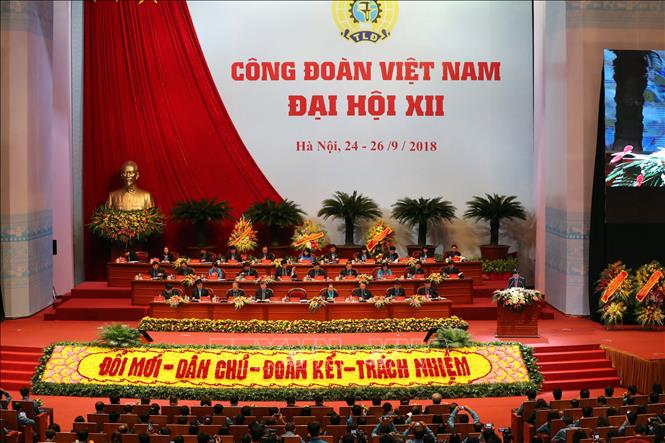Trong ảnh: Đoàn Chủ tịch điều hành phiên khai mạc Đại hội XII Công đoàn Việt Nam. Ảnh: TTXVN