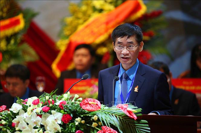 Trong ảnh: Phó Chủ tịch Tổng Liên đoàn Lao động Việt Nam Trần Văn Thuật trình bày Báo cáo kiểm điểm của Ban Chấp hành Tổng Liên đoàn Lao động Việt Nam khóa XI. Ảnh: TTXVN