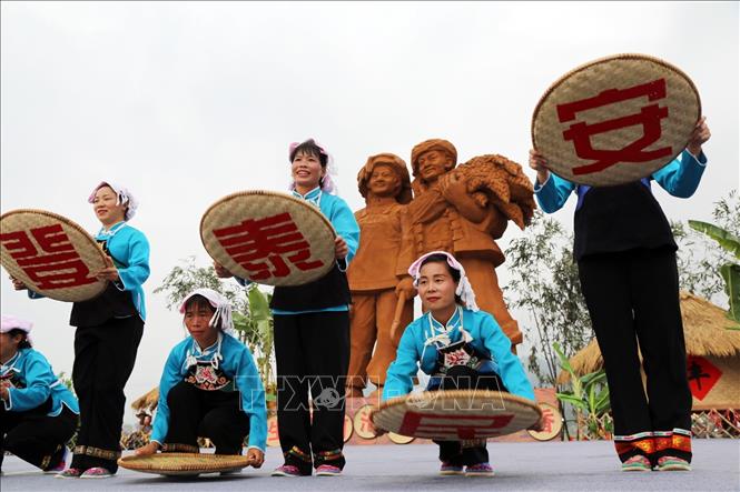 Trong ảnh: Người dân tham gia biểu diễn nghệ thuật tại Lễ hội mùa màng ở Hà Trì, Khu tự trị dân tộc Choang Quảng Tây, Trung Quốc ngày 23/9/2018. Ảnh: THX/ TTXVN