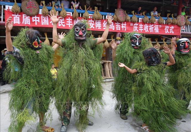 Trong ảnh: Người dân cầu nguyện cho mùa màng bội thu tại Lễ hội mùa màng ở huyện tự trị dân tộc Miêu Dung Thủy, Khu tự trị dân tộc Choang Quảng Tây, Trung Quốc ngày 23/9/2018. Ảnh: THX/ TTXVN