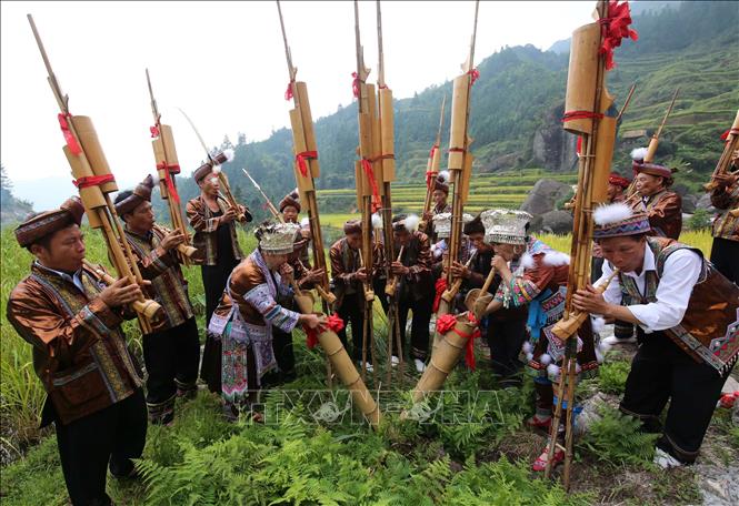Trong ảnh: Người dân thổi khèn Lô sanh, một loại nhạc cụ truyền thống, tại Lễ hội mùa màng ở huyện tự trị dân tộc Miêu Dung Thủy, Khu tự trị dân tộc Choang Quảng Tây, Trung Quốc ngày 23/9/2018. Ảnh: THX/ TTXVN