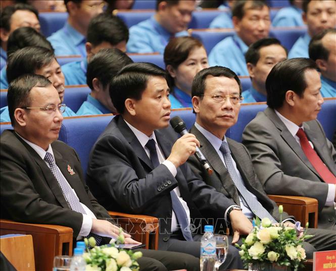 Trong ảnh: Chủ tịch UBND thành phố Hà Nội Nguyễn Đức Chung (thứ hai từ trái sang) trả lời về vấn đề làm nhà ở cho công nhân. Ảnh: TTXVN