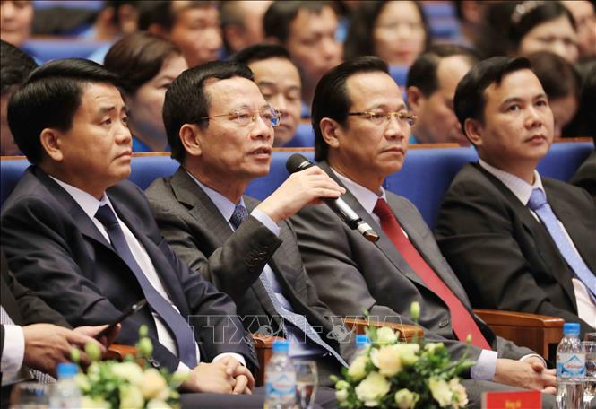 Trong ảnh: Quyền Bộ trưởng Bộ Thông tin và Truyền thông Nguyễn Mạnh Hùng (thứ hai từ trái sang) trả lời về vấn đề công nghệ thông tin. Ảnh: TTXVN
