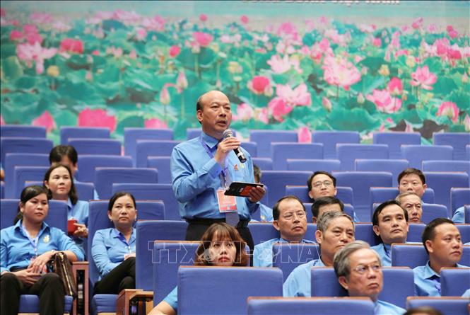 Trong ảnh: Ông Lê Minh Chuẩn, Chủ tịch Hội đồng thành viên Tập đoàn Công nghiệp Than-Khoáng sản Việt Nam trả lời về vấn đề tài nguyên và môi trường. Ảnh: TTXVN