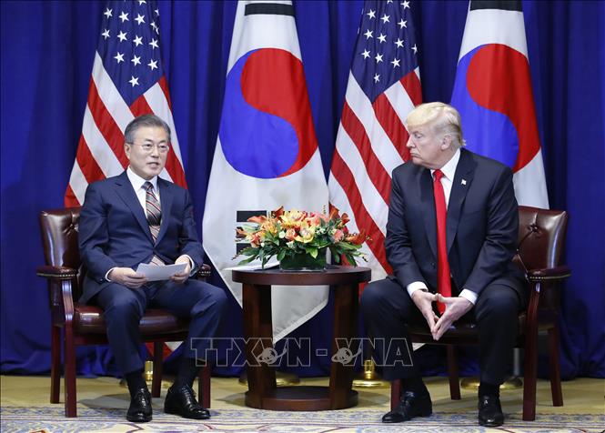 Trong ảnh: Tổng thống Hàn Quốc Moon Jae-in (trái) hội đàm với Tổng thống Mỹ Donald Trump tại New York (Mỹ) ngày 24/9/2018. Ảnh: YONHAP/ TTXVN