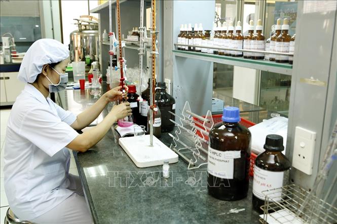 Trong ảnh: Quy trình sản xuất thuốc tại Công ty cổ phần Dược và trang thiết bị y tế Bình Định. Ảnh: Dương Ngọc – TTXVN