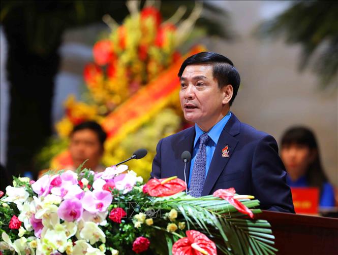 Trong ảnh: Chủ tịch Tổng Liên đoàn Lao động Việt Nam Bùi Văn Cường trình bày báo cáo của Ban Chấp hành khóa XI. Ảnh: TTXVN