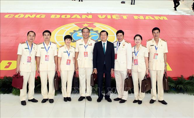 Trong ảnh: Nguyên Chủ tịch nước Trương Tấn Sang chụp ảnh chung với các đại biểu. Ảnh: TTXVN