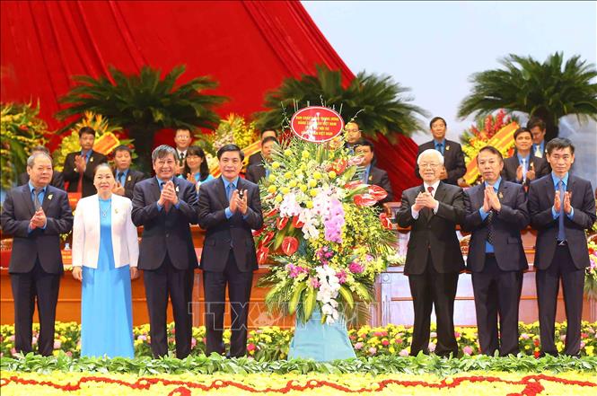Trong ảnh: Tổng Bí thư Nguyễn Phú Trọng, thay mặt Ban Chấp hành Trung ương tặng hoa chúc mừng Đại hội. Ảnh: Trọng Đức - TTXVN