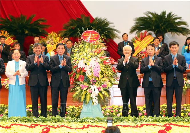Trong ảnh: Tổng Bí thư Nguyễn Phú Trọng, thay mặt Ban Chấp hành Trung ương tặng hoa chúc mừng Đại hội. Ảnh: Trọng Đức - TTXVN