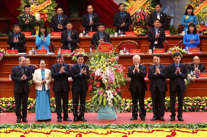 Trong ảnh: Tổng Bí thư Nguyễn Phú Trọng trao tặng lẵng hoa của Ban Chấp hành Trung ương Đảng chúc mừng đại hội. Ảnh: Dương Giang - TTXVN