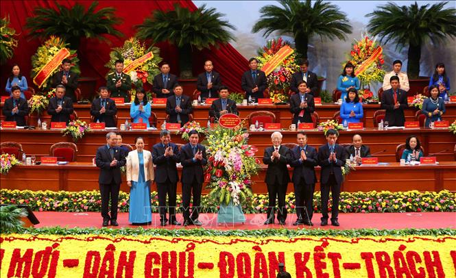 Trong ảnh: Tổng Bí thư Nguyễn Phú Trọng trao tặng lẵng hoa của Ban Chấp hành Trung ương Đảng chúc mừng đại hội. Ảnh: Dương Giang - TTXVN