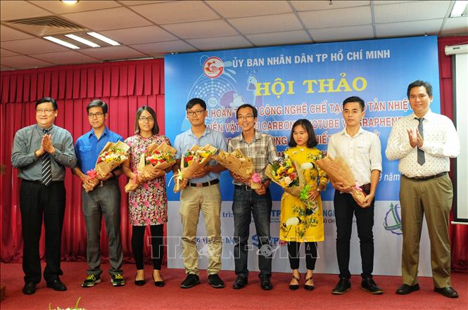 Trong ảnh: Ban quản lý Khu Công nghệ cao TP. Hồ Chí Minh tặng hoa chúc mừng nhóm nghiên cứu và phát triển thuộc  SHTPLABS về sản phẩm keo tản nhiệt DSA. Ảnh: Thế Anh-TTXVN 