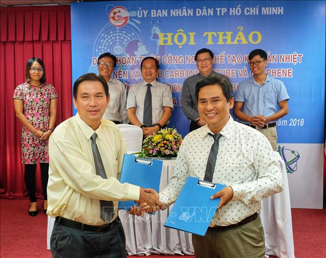 Trong ảnh: Ông Ngô Võ Kế Thành (phải), Giám đốc SHTPLABS, cùng đại diện Công ty cổ phần Chíp Sáng trao biên bản ký kết hợp tác phát triển thương mại sản phẩm keo tản nhiệt DSA tại Hội thảo. Ảnh: Thế Anh-TTXVN