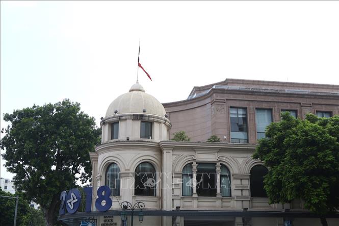 Photo: National flag flies at half-mast at Hanoi Stock Exchange. VNA Photo: Minh Quyết 