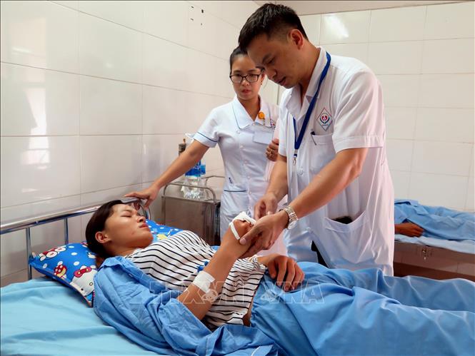 Trong ảnh: Các nạn nhân bị thương được các bác sĩ cứu chữa tại bệnh viện. Ảnh: Quân Trang - TTXVN