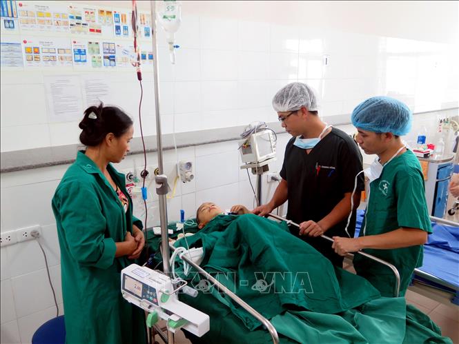 Trong ảnh: Các nạn nhân bị thương được các bác sĩ cứu chữa tại Bệnh viện Đa khoa Trung ương Thái Nguyên. Ảnh: Quân Trang - TTXVN