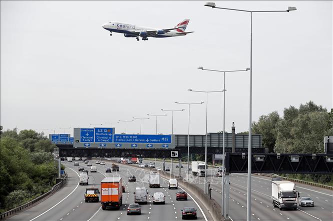 Trong ảnh: Các phương tiện lưu thông trên một tuyến cao tốc ở London, Anh. Ảnh: AFP/TTXVN
