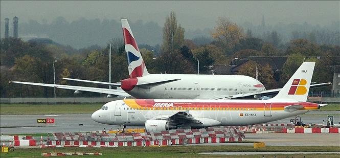 Trong ảnh: Máy bay đỗ tại sân bay Heathrow ở London, Anh. Ảnh: AFP/TTXVN