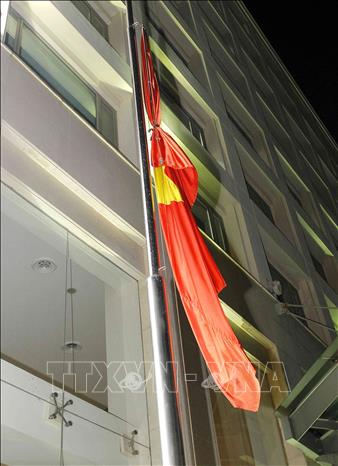 Photo: National flag flies at half-mast at the headquarter of Vietnam News Agency. VNA Photo: Văn Điệp 