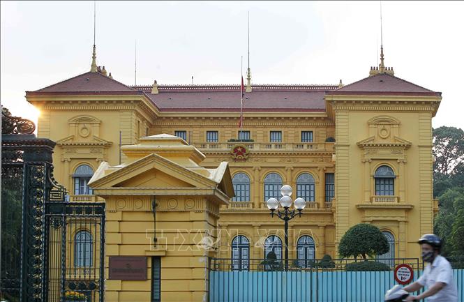 Photo: National flag flies at half-mast at the Presidential Palace. VNA Photo: Văn Điệp 