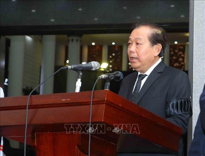 Trong ảnh: Đồng chí Trương Hoà Bình, Ủy viên Bộ Chính trị, Phó Thủ tướng thường trực Chính phủ đọc Tiểu sử Chủ tịch nước Trần Đại Quang và danh sách Ban Lễ tang. Ảnh: TTXVN