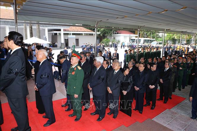 Trong ảnh: Các đồng chí lãnh đạo, nguyên lãnh đạo Đảng, Nhà nước cùng đông đảo đại diện các cơ quan, Ban, ngành Trung ương, địa phương tới viếng Chủ tịch nước Trần Đại Quang. Ảnh: TTXVN 